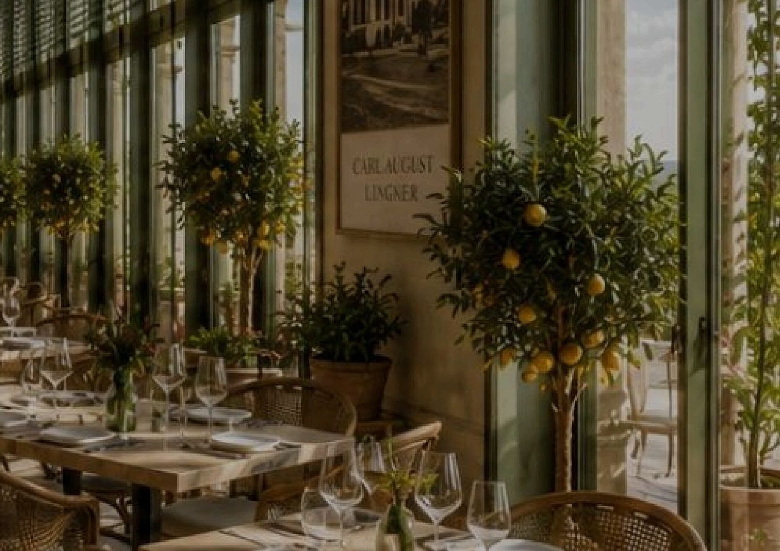 Konzeptdarstellung des Restaurants im Lingnerschloss mit gedeckten Tischen und Zitronenbäumen